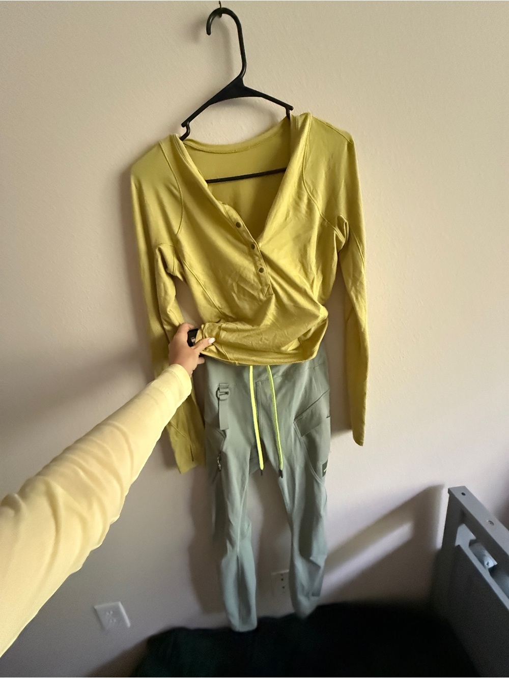 Lululemon 2 Piece Set Size 4 Long Sleeve Henley Top & Cargo Leggings Green